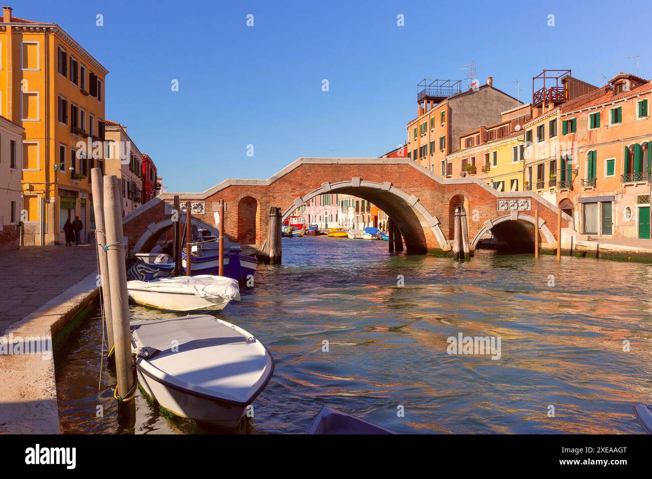 Die historische Brücke der drei Bögen, die einen Kanal überspannt, im Viertel Cannaregio in Venedig, Italien Stockfoto