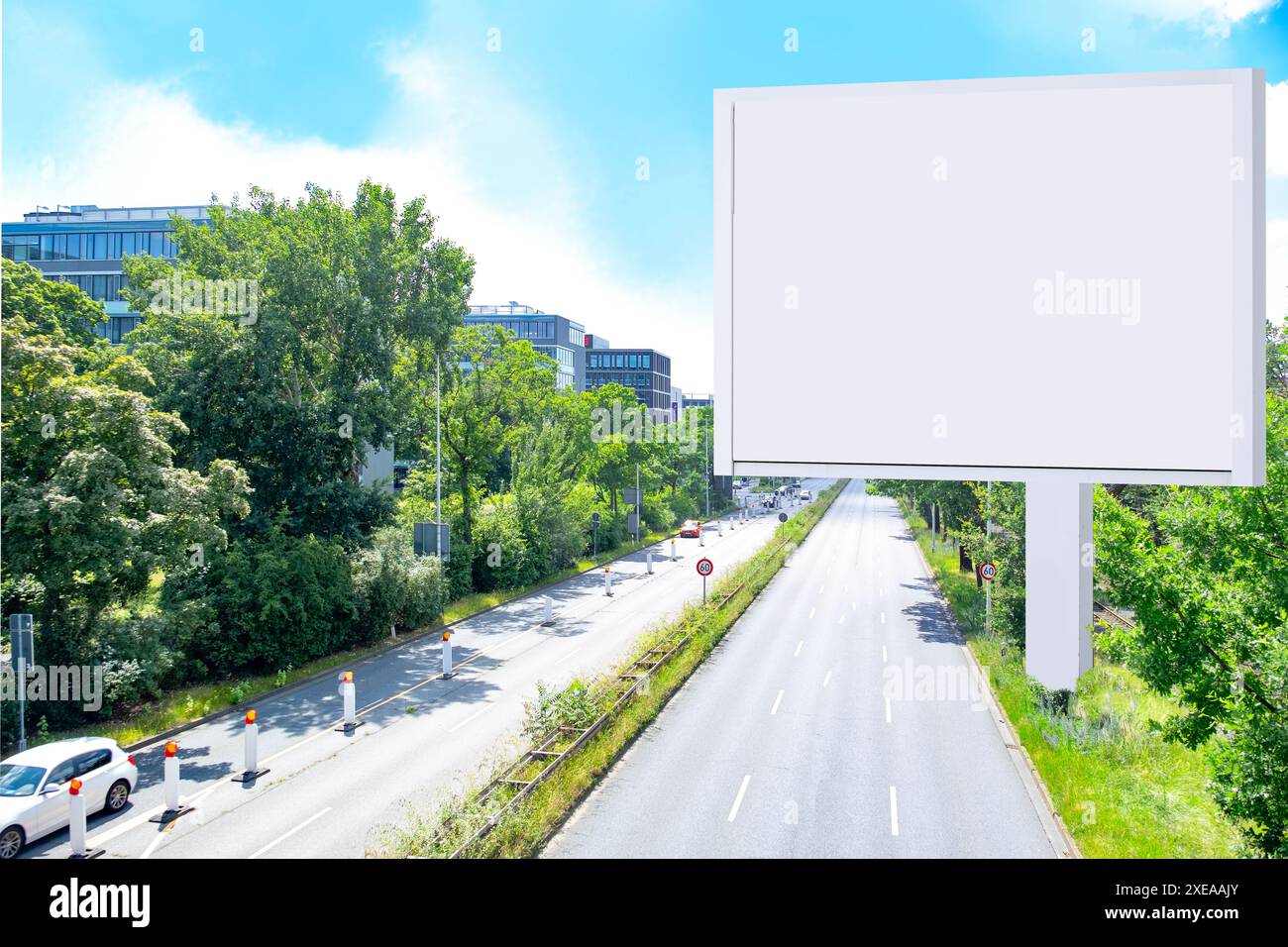 Großes horizontales, weißes Plakatbild in der europäischen Stadtstraße, moderne Bürohochhäuser, Betondschungel, Dynamik in Deutschland Stockfoto