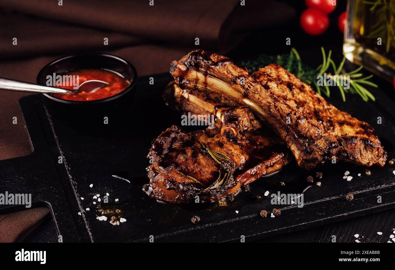 Gegrillte und grillte Rippchen, Schweinefleisch auf Schwarz Stockfoto