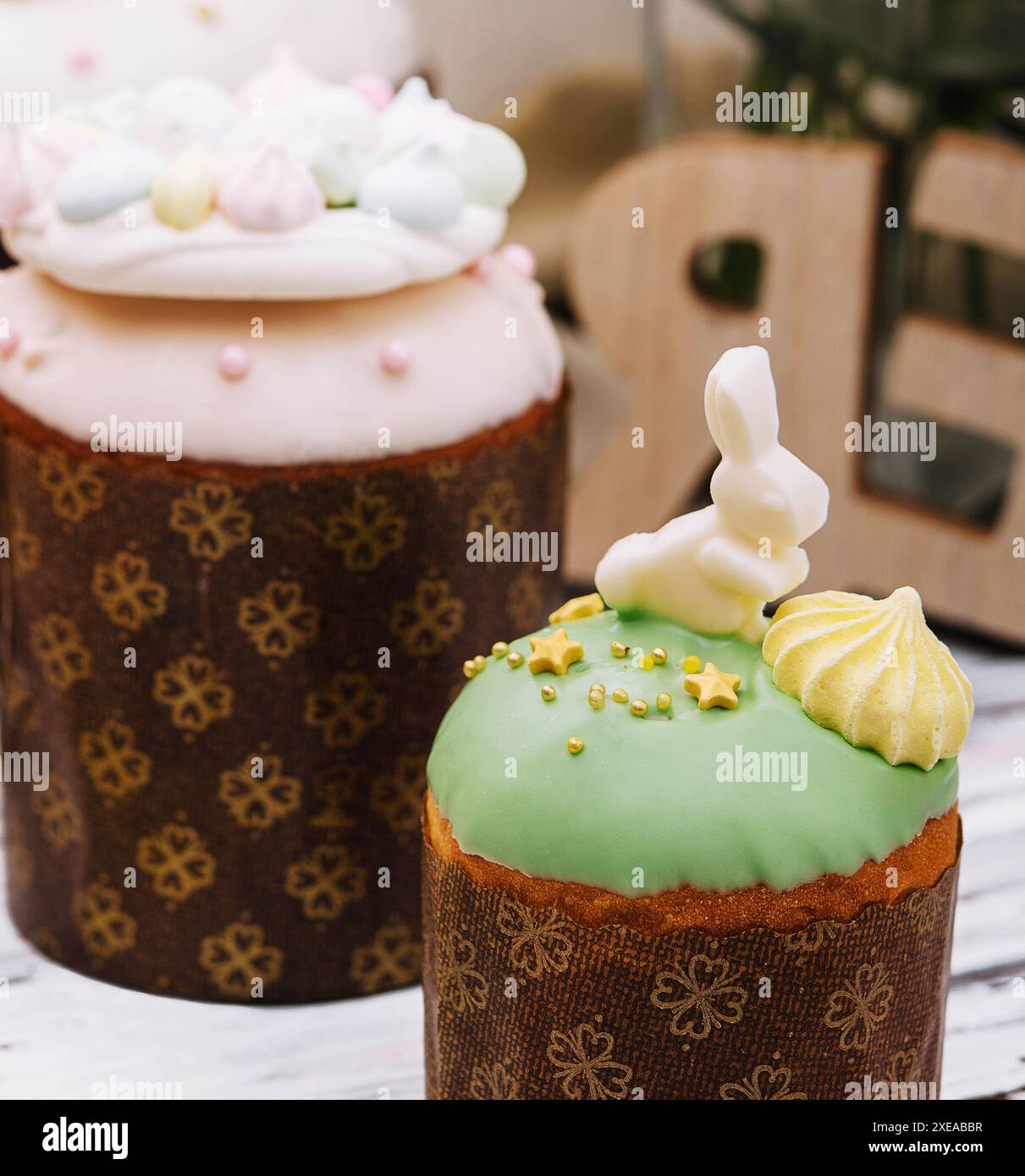 Wunderschöne osterdekoration mit Meringue, Kaninchen und Blumen in Pastellfarben Stockfoto