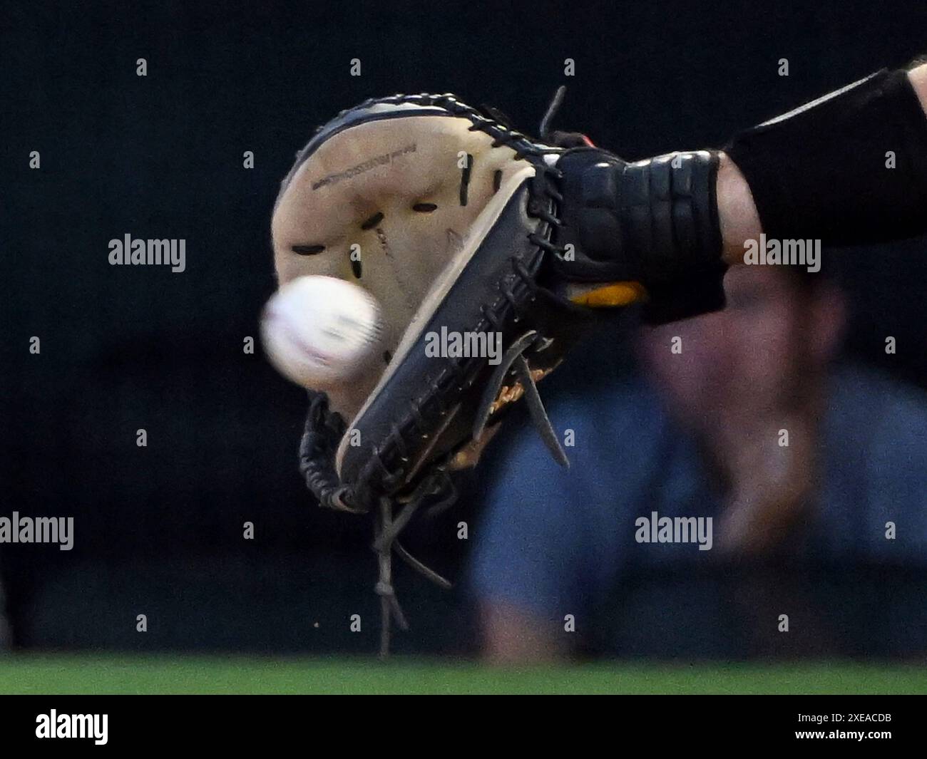ANAHEIM, CA - JUNE 25: Oakland Athletics catcher Shea Langeliers (23) catches a pitch during an MLB baseball game against the Los Angeles Angels played on June 25, 2024 at Angel Stadium in Anaheim, CA. (Photo by John Cordes/Icon Sportswire) (Icon Sportswire via AP Images) Stockfoto