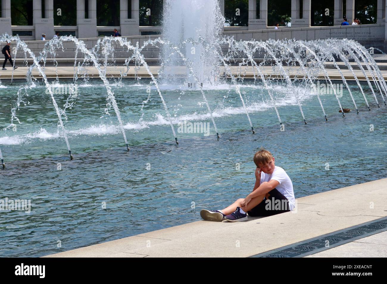 Washington, USA. Juni 2024. Ein Kind kühlt sich am 26. Juni 2024 an einem Brunnen in Washington, DC, den Vereinigten Staaten ab. Washington, DC, erlebte am Mittwoch eine Hitzewelle mit Temperaturen von bis zu 36,7 Grad. Quelle: Liu Shuxian/Xinhua/Alamy Live News Stockfoto