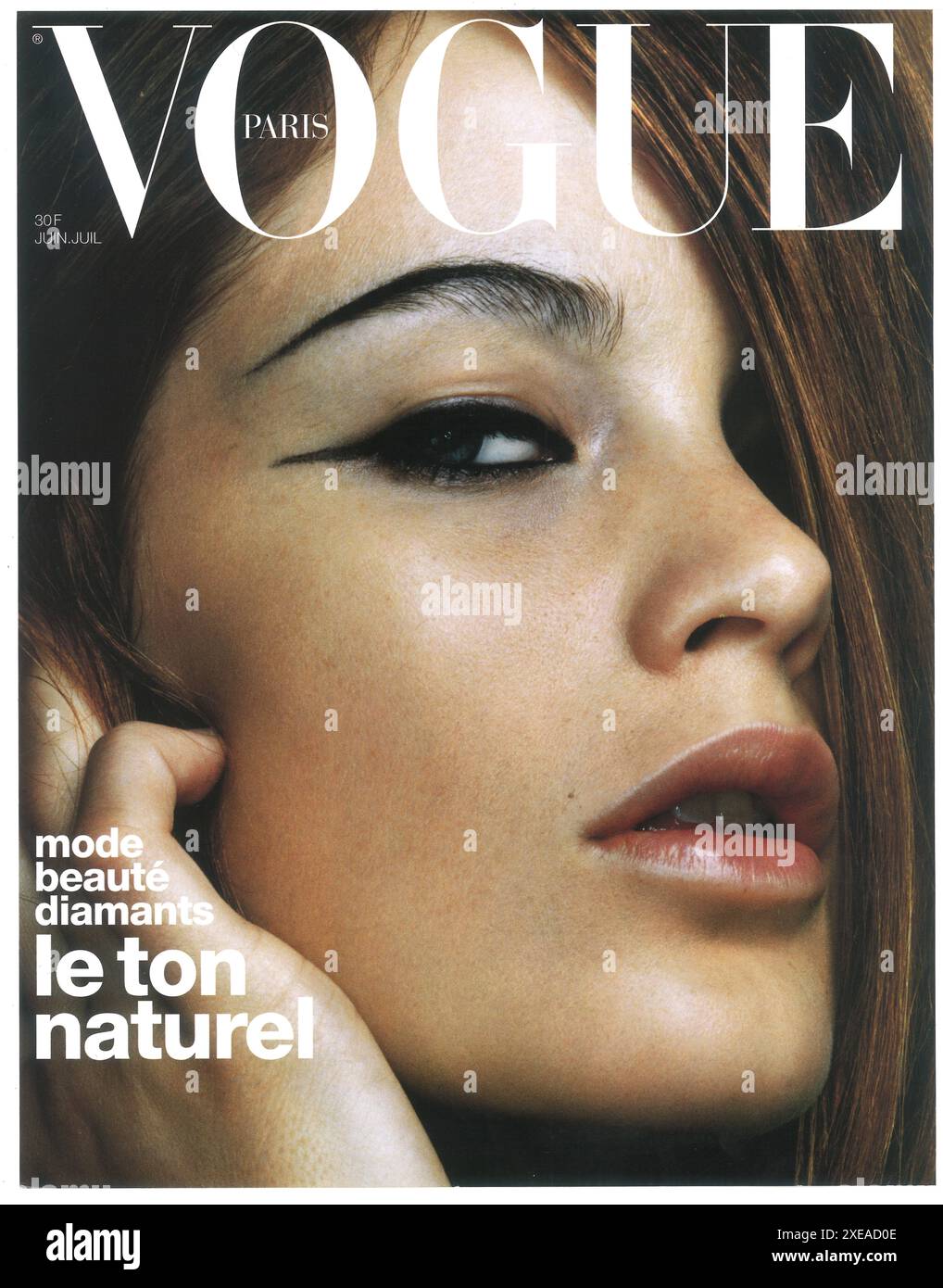 2001 Juni/Juli Vogue Paris Cover mit Carolyn Murphy von Mario Testino Stockfoto