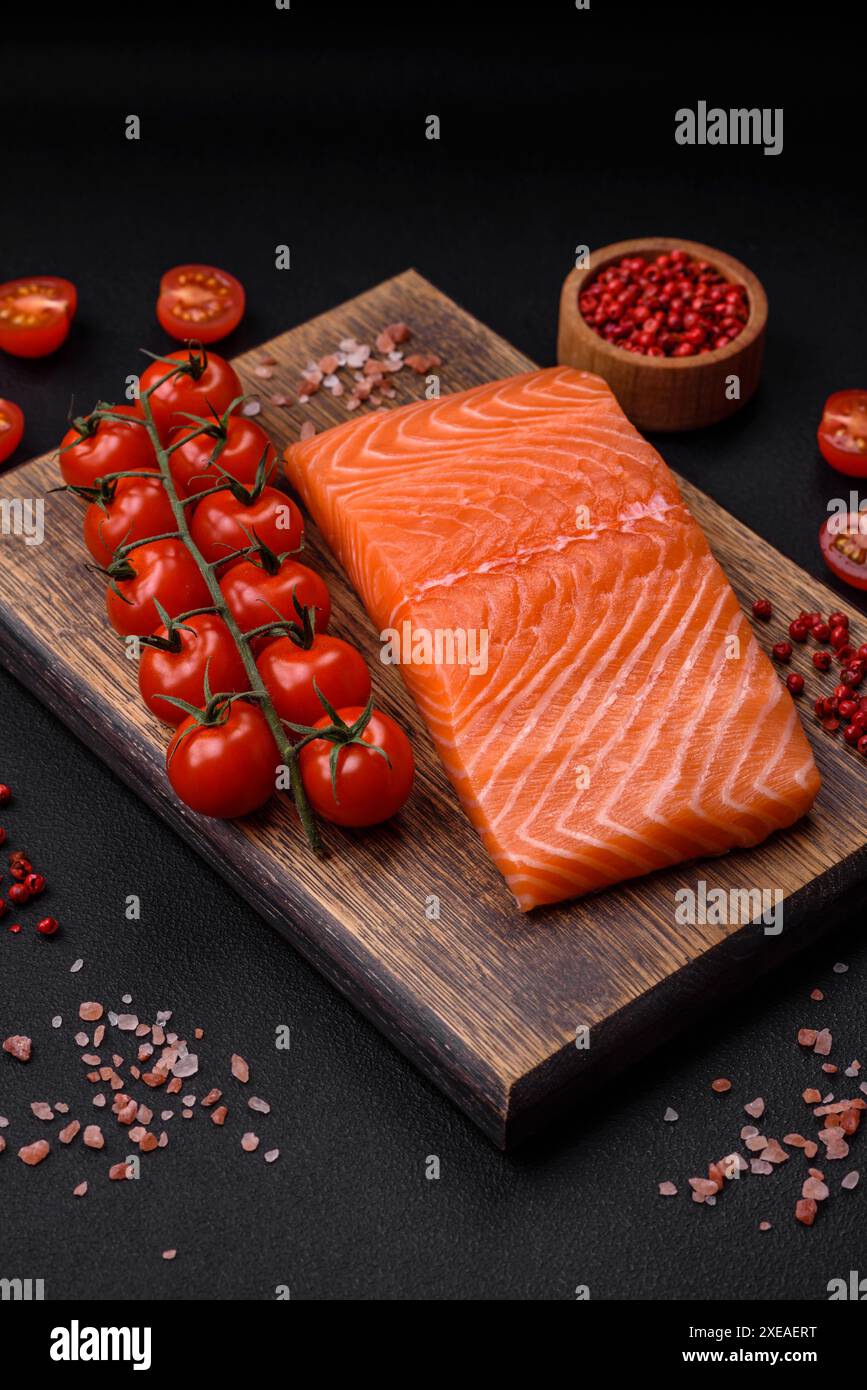 Frisches rotes Lachsfilet mit Salz und Gewürzen Stockfoto