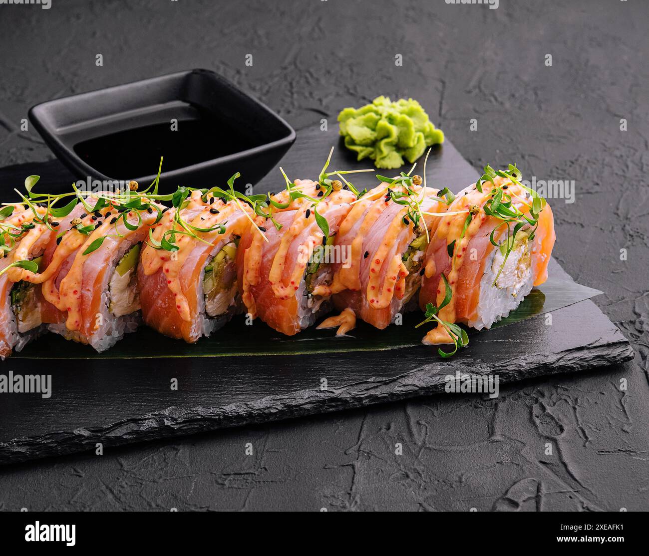 Thunfisch-Sushi-Rolle auf schwarzem Brett Stockfoto