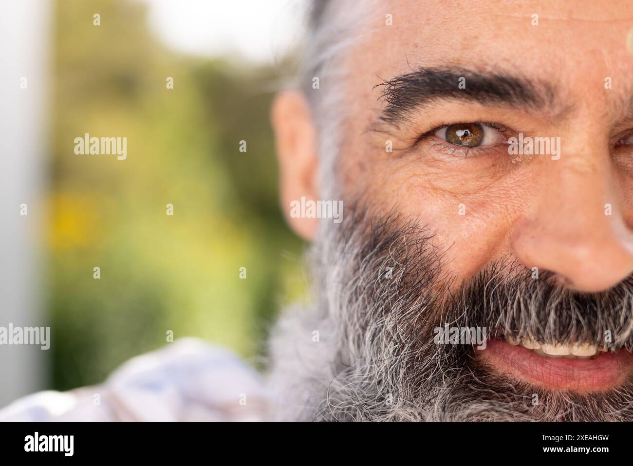 Lächelnder älterer Mann mit Bart, der die Zeit im Freien genießt, Nahaufnahme Porträt, Kopierraum Stockfoto