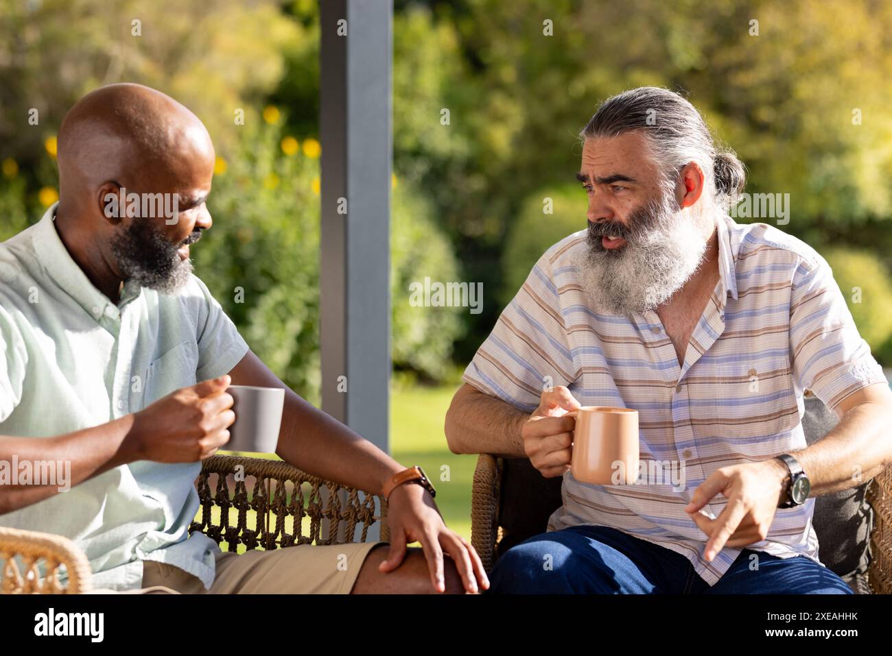 Kaffee trinken und Gespräche führen, Seniorenfreunde genießen die gemeinsame Zeit im Freien Stockfoto