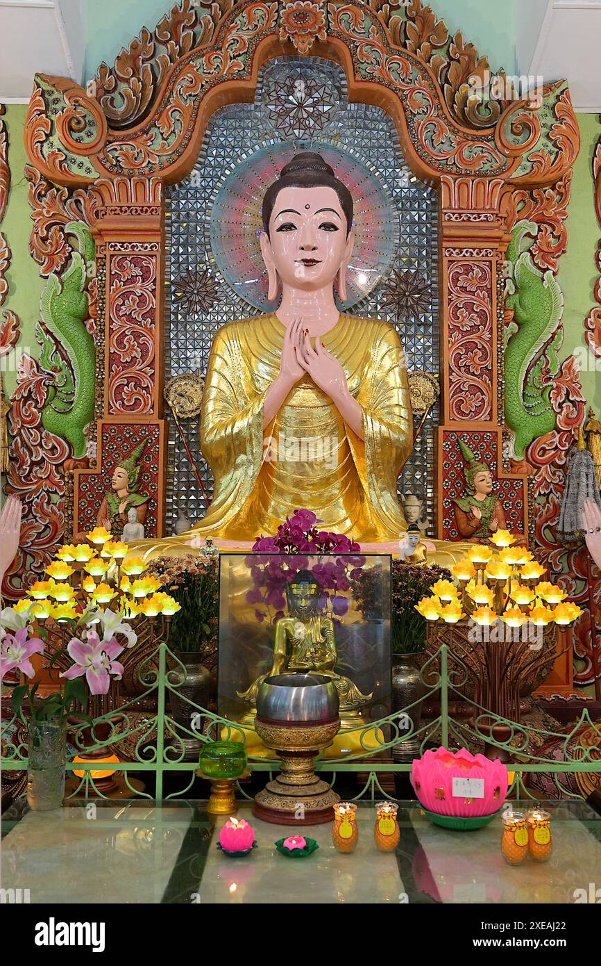 Nahaufnahme des buddhistischen Buddha-Bildes im burmesischen Stil in lehrender Pose mit dem Dharmachakra Mudra, dem buddhistischen Tempel Dhammikarama, Penang Stockfoto