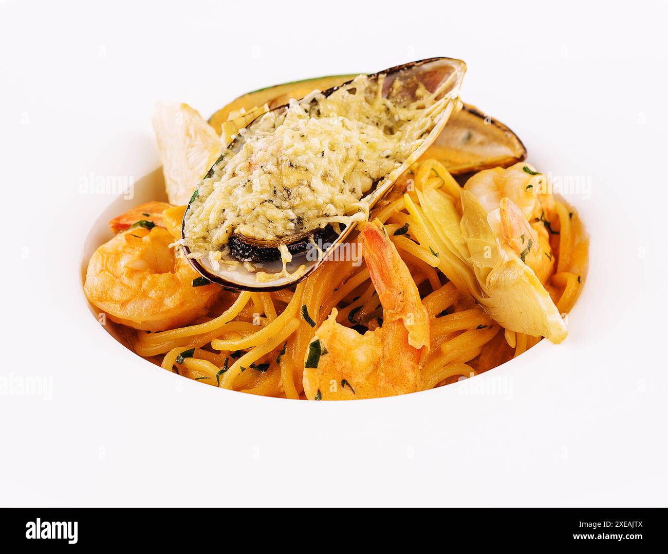 Italienische Pasta mit Meeresfrüchten auf weiß Stockfoto