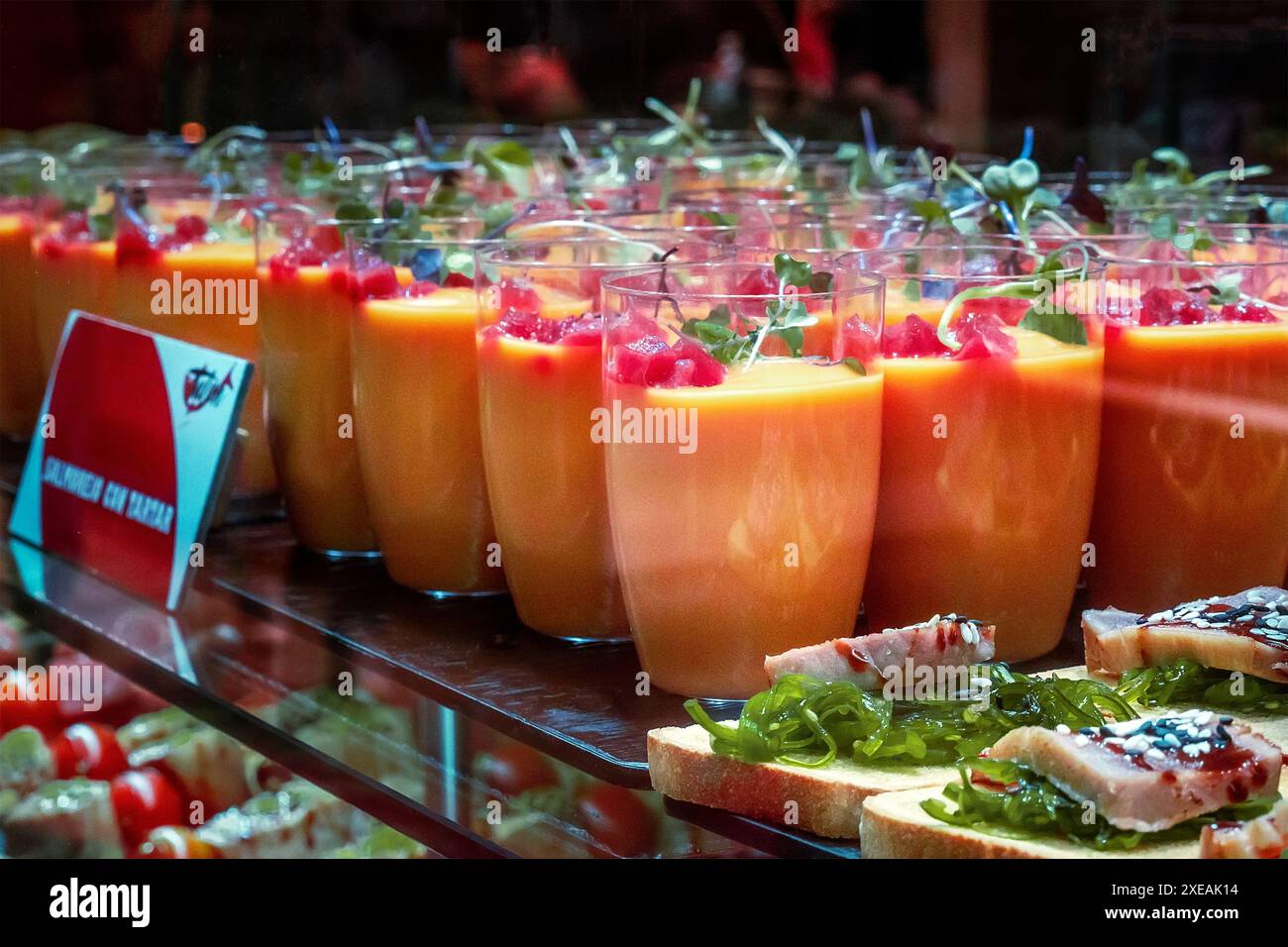 Gazpacho, traditionelle spanische kalte Suppe, serviert als Getränk auf einem Lebensmittelmarkt Stockfoto