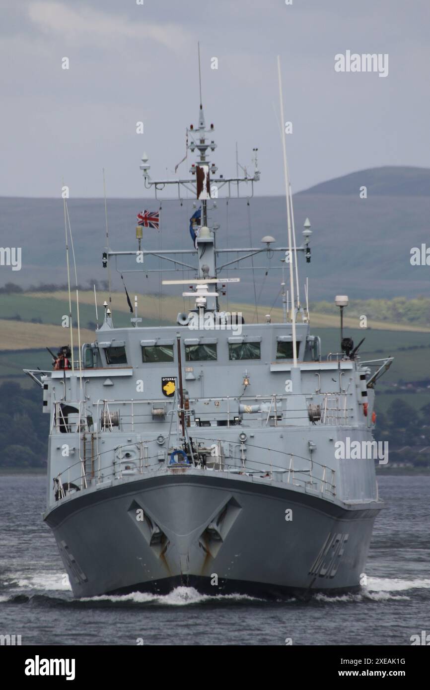 EML Ugandi (M315), ein Minenuntergang der Sandown-Klasse, der von der estnischen Marine betrieben wird und an Greenock auf dem Firth of Clyde vorbeifährt. Das Schiff nimmt an der Übung Sea Breeze 24-1 Teil, einer multinationalen militärischen Übung, die in Schottland stattfindet. Dieses Schiff diente bei der britischen Royal Navy als HMS Bridport (M105), bis es 2005 außer Dienst gestellt und 2008 zur estnischen Marine überstellt wurde. Stockfoto