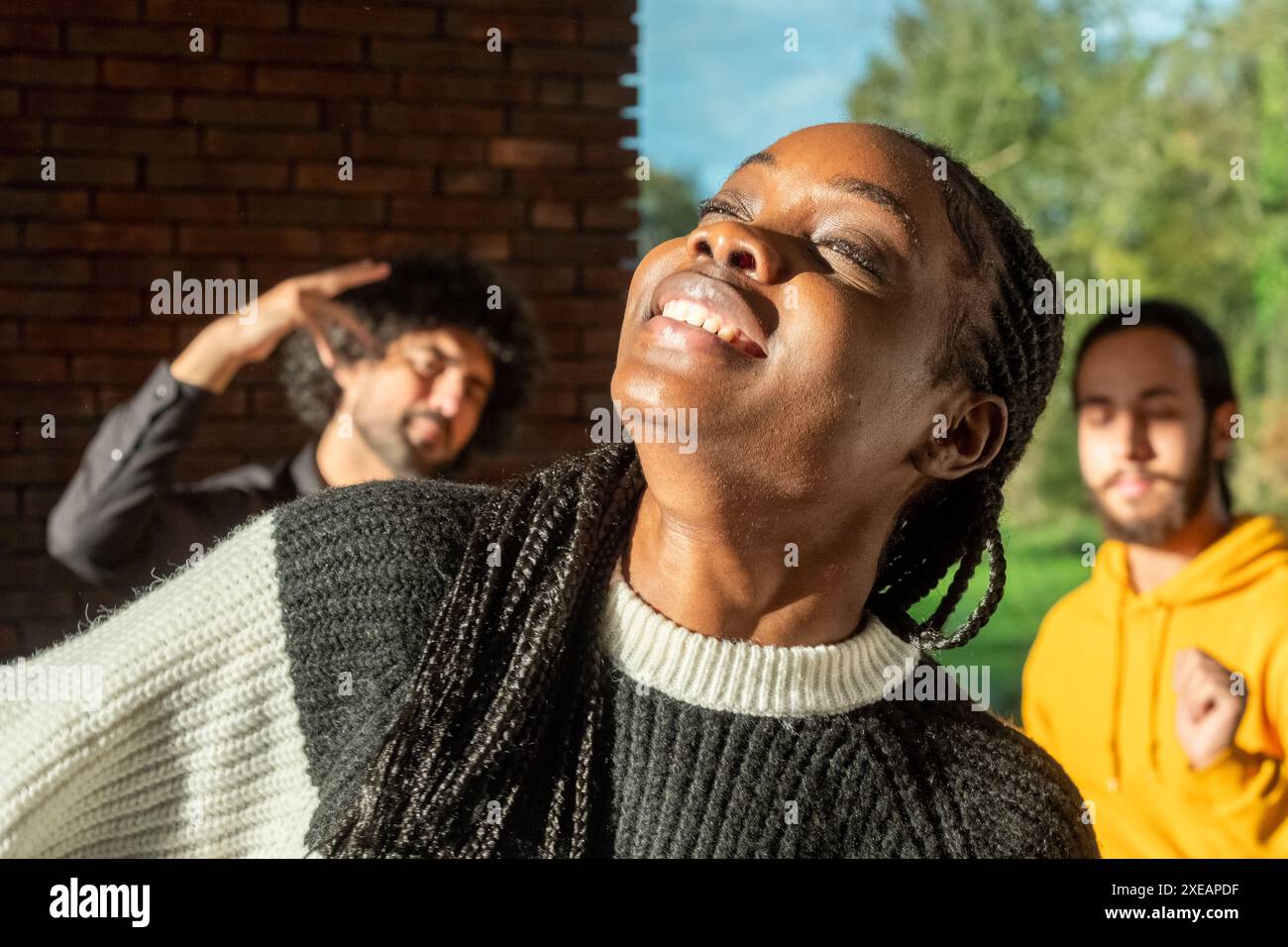 Überschwängliches Lachen in geteilter Gesellschaft Stockfoto