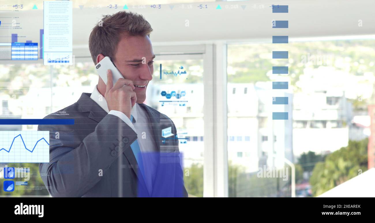 Bild des Netzes von Verbindungen mit Ikonen über kaukasischen Schuljungen mit Mikroskop Stockfoto