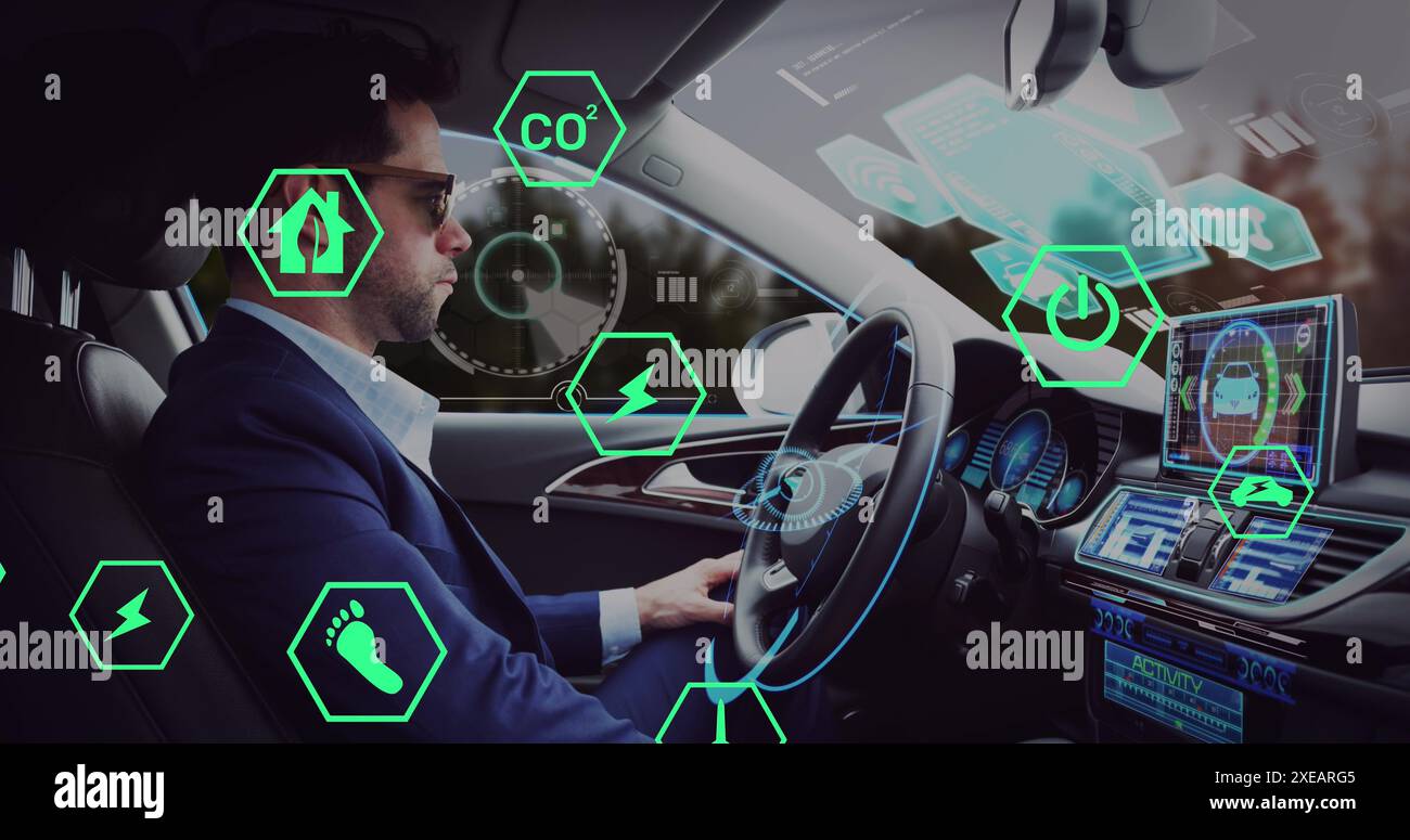 Bild von Ikonen und Datenverarbeitung über dem kaukasier, der im Auto sitzt Stockfoto