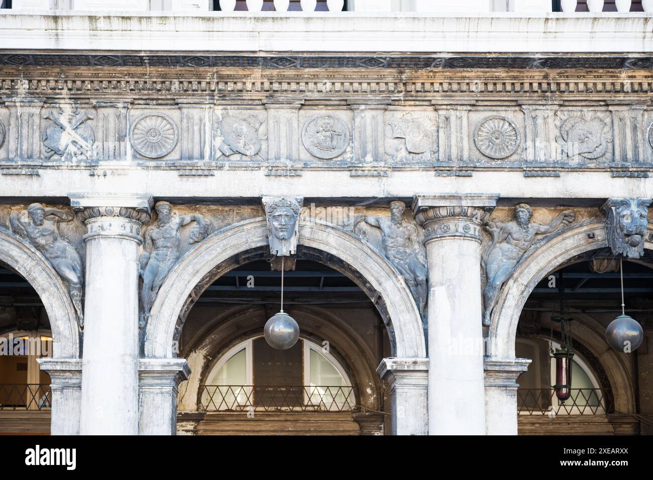 Details und Bögen an der Fassade am Markusplatz in Venedig Stockfoto