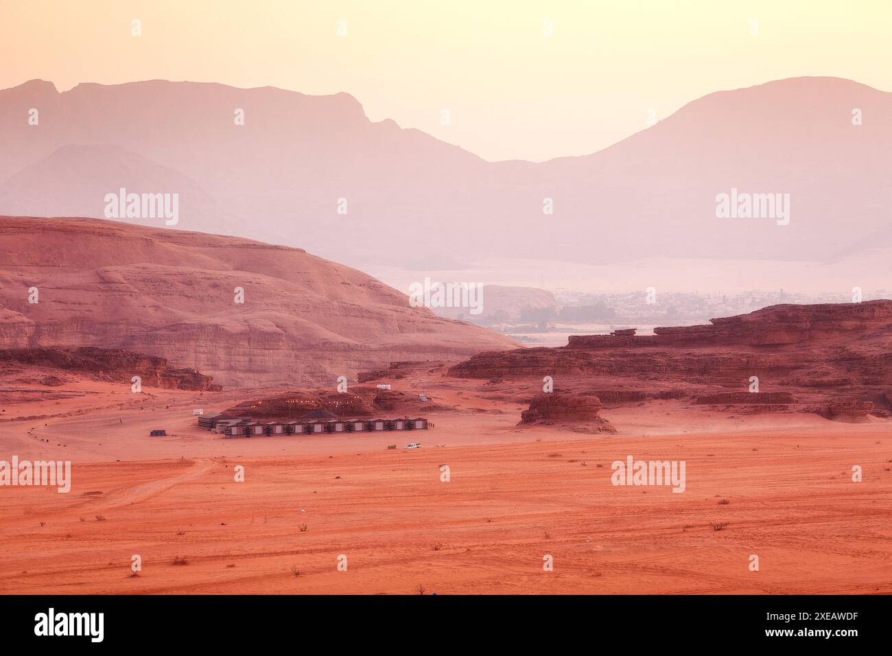 Wadi Rum Desert, Jordaniens Berge sind die Morgenröte Stockfoto