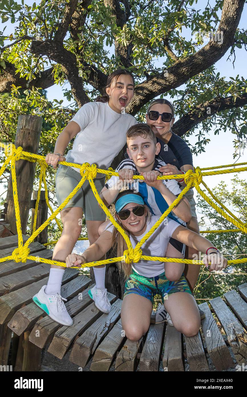 Die ganze Familie hat Spaß auf der Hängebrücke. Stockfoto