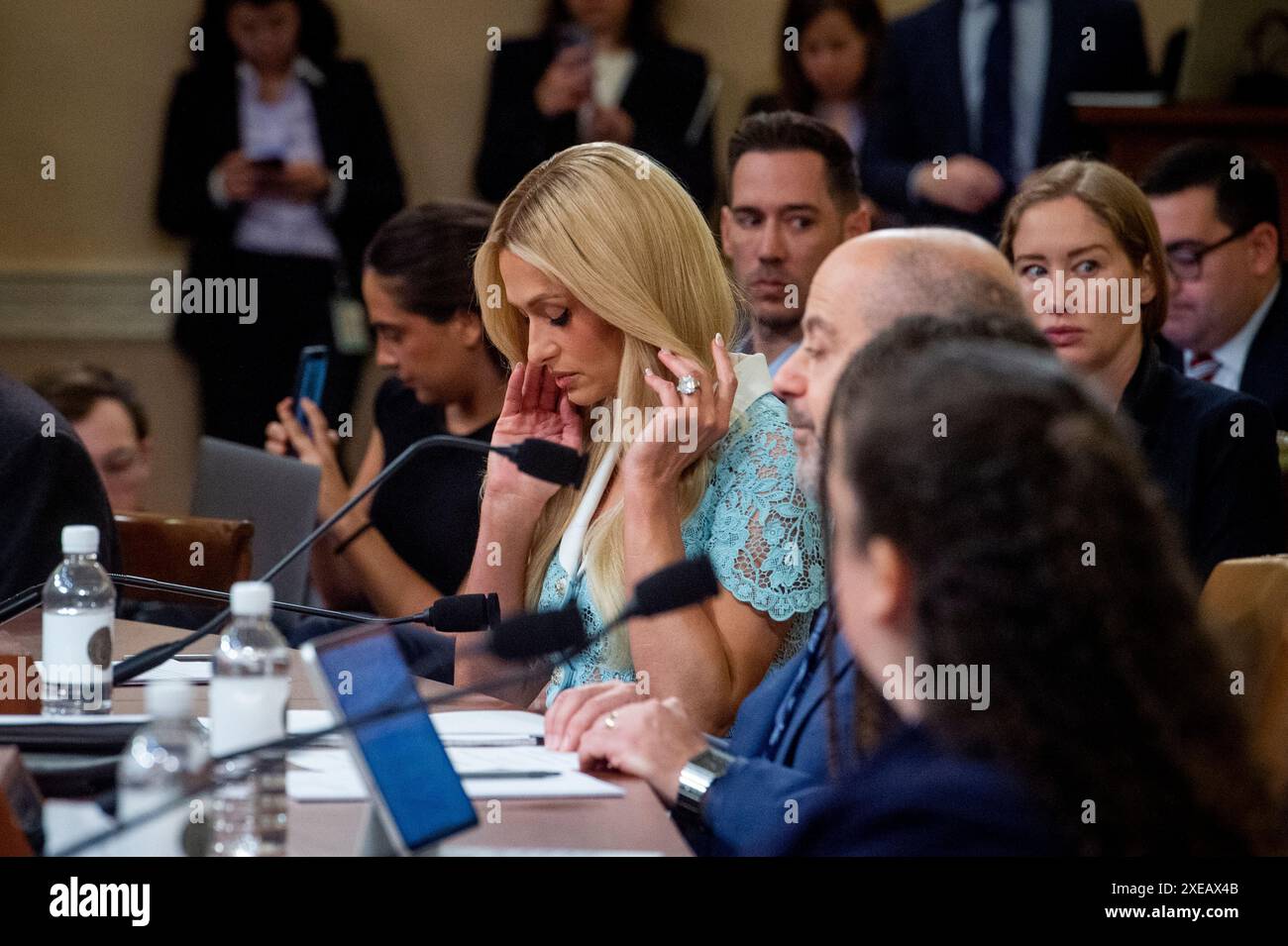 Paris Hilton, Living-Experience Advocate und CEO, 11:11 Media, passt ihre Haare an, während sie am Mittwoch, 26. Juni 2024, vor einem House Committee on Ways and Means, das „Stärkung der Kinderfürsorge und Schutz der amerikanischen Kinder“ im Longworth House Office Building in Washington, DC, hört. Quelle: Rod Lamkey/CNP/MediaPunch Stockfoto