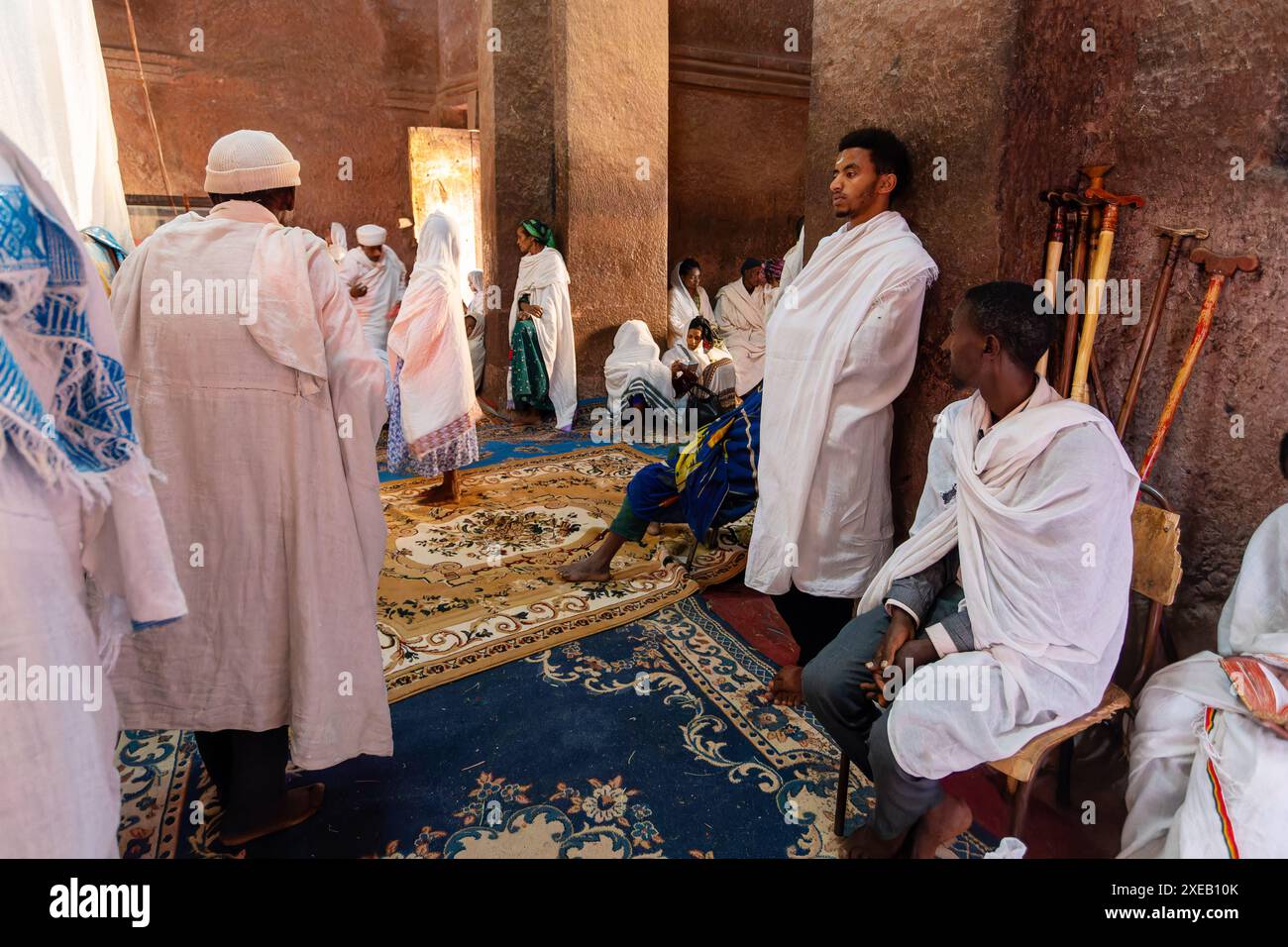 Orthodoxe christlich-äthiopische Menschen in der berühmten Felsenkirche, Lalibela Äthiopien Stockfoto