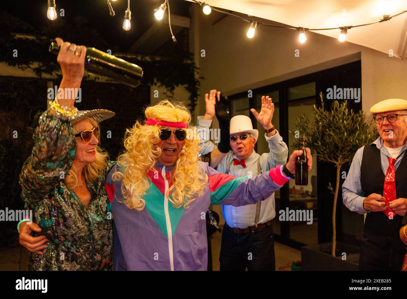 Ältere Freunde, die eine festliche Kostümparty genießen Stockfoto