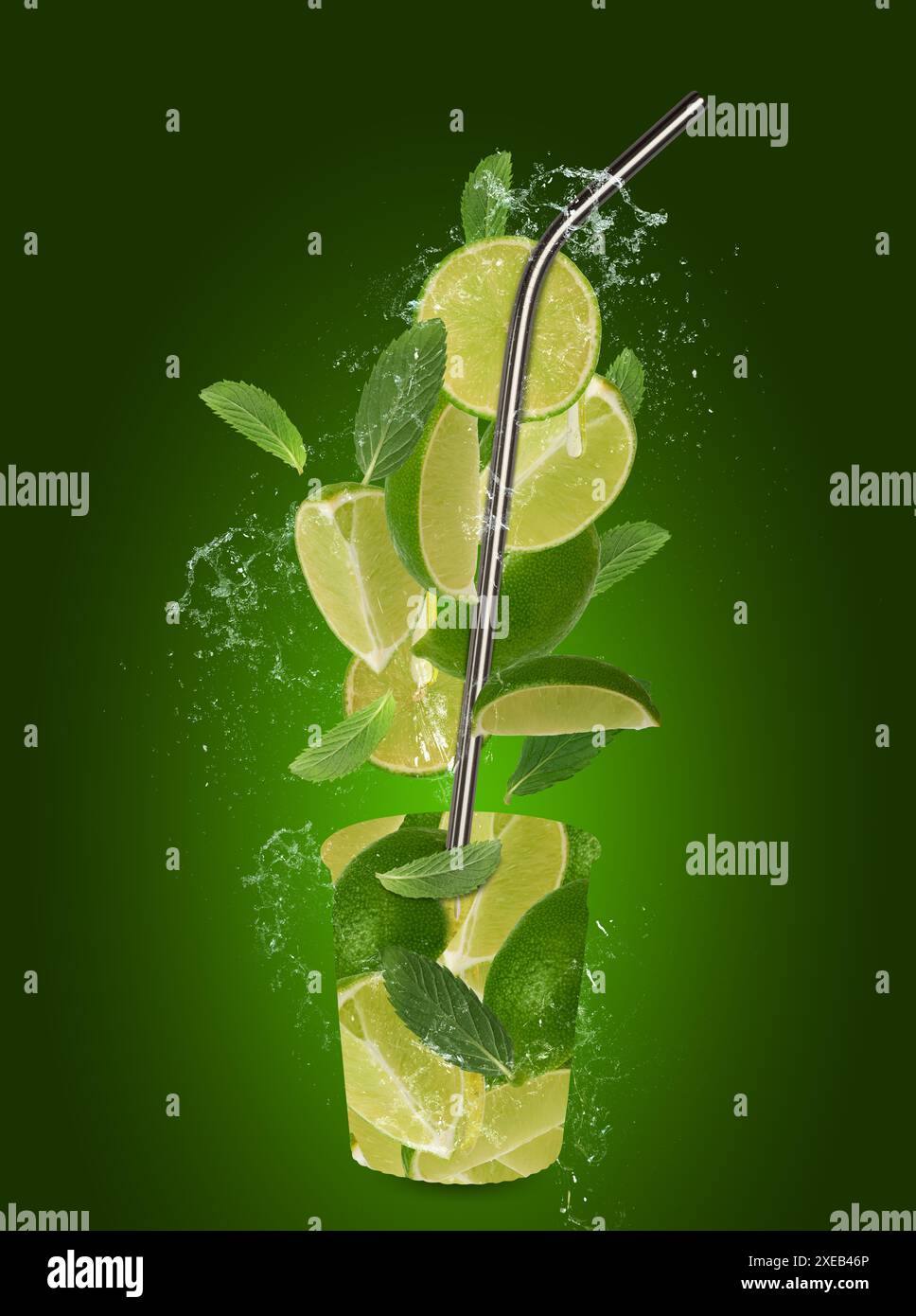 Verschiedene Limettenscheiben und Minzblätter, Metallgetränk Strohhalm in Spritzern Wasser auf grünem Hintergrund Stockfoto