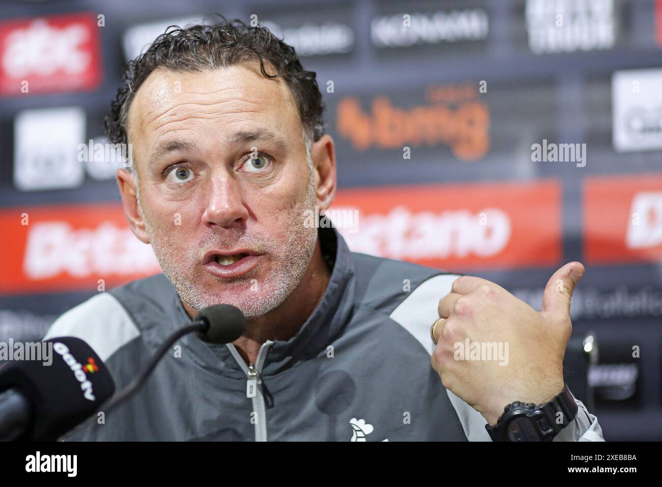 Criciuma, Brasilien. Juni 2024. Gabriel Milito Cheftrainer von Atletico Mineiro, während einer Pressekonferenz nach dem Spiel zwischen Internacional und Atletico Mineiro für die brasilianische Serie A 2024 im Heriberto Hulse Stadium in Criciuma, Brasilien am 26. Juni. Foto: Heuler Andrey/DiaEsportivo/Alamy Live News Credit: DiaEsportivo/Alamy Live News Stockfoto