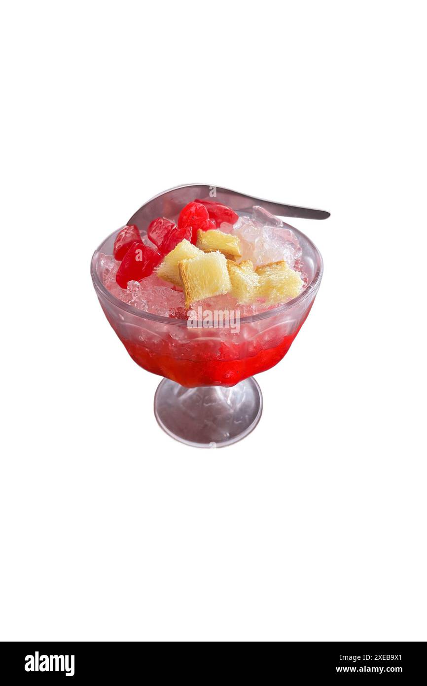 es Campur oder Mixed Ice ist indonesischer Fruchtcocktail Eis Dessert gemischt mit rasiertem Eis, Kondensmilch, Obst, weißem Brot und Sirup. Isoliert auf weiß Stockfoto