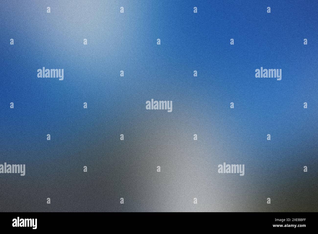 Körnige Textur, die einen blauen und grauen Hintergrund mit Farbverlauf verbindet Stockfoto