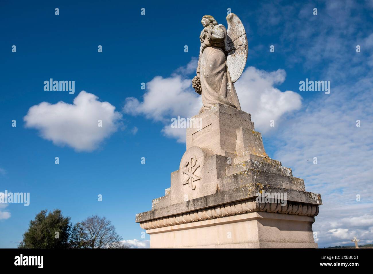 Geflügelter Engel auf Beerdigungsurteil Stockfoto