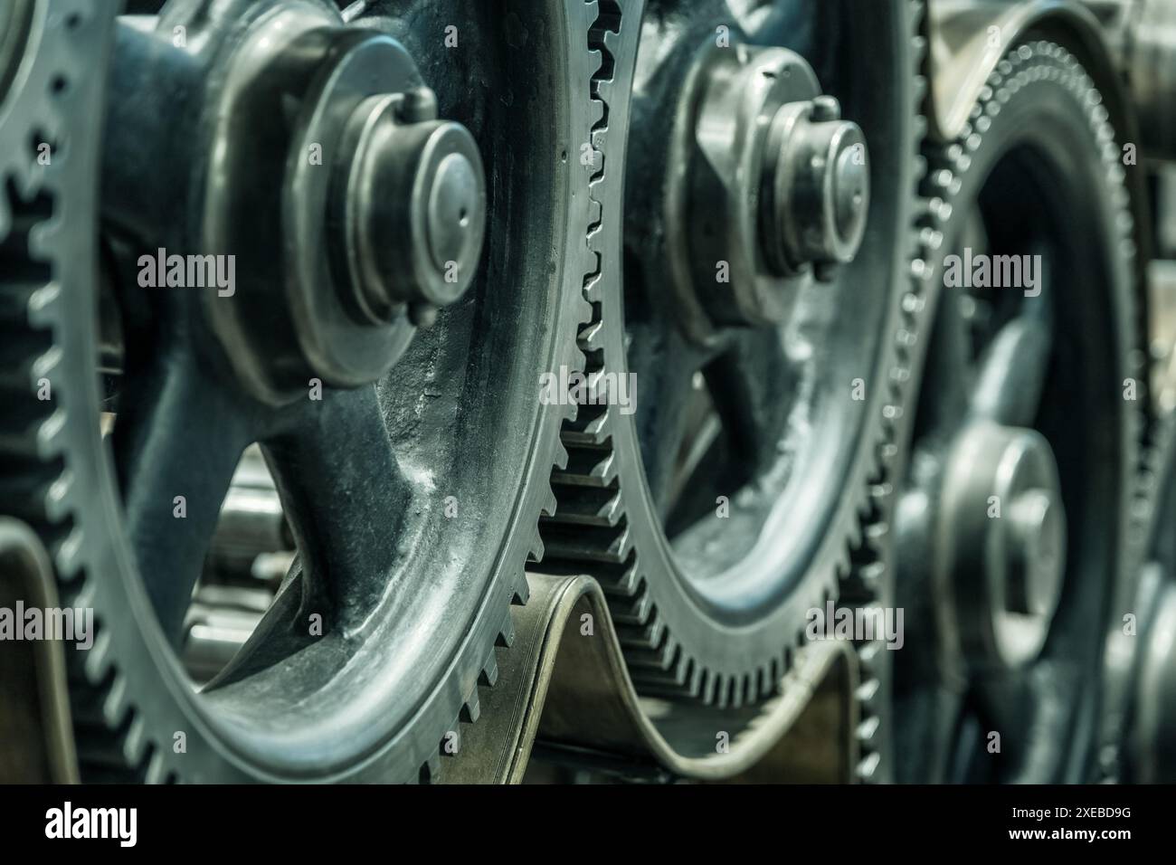 Alte Stahlräder schließen den Hintergrund Stockfoto