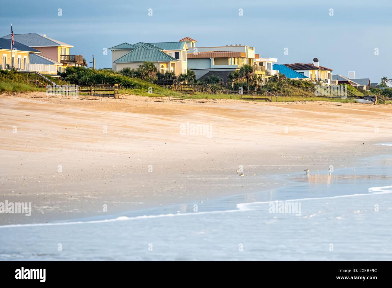 Strandhäuser bei Sonnenaufgang am Meer in South Ponte Vedra Beach, Florida. (USA) Stockfoto