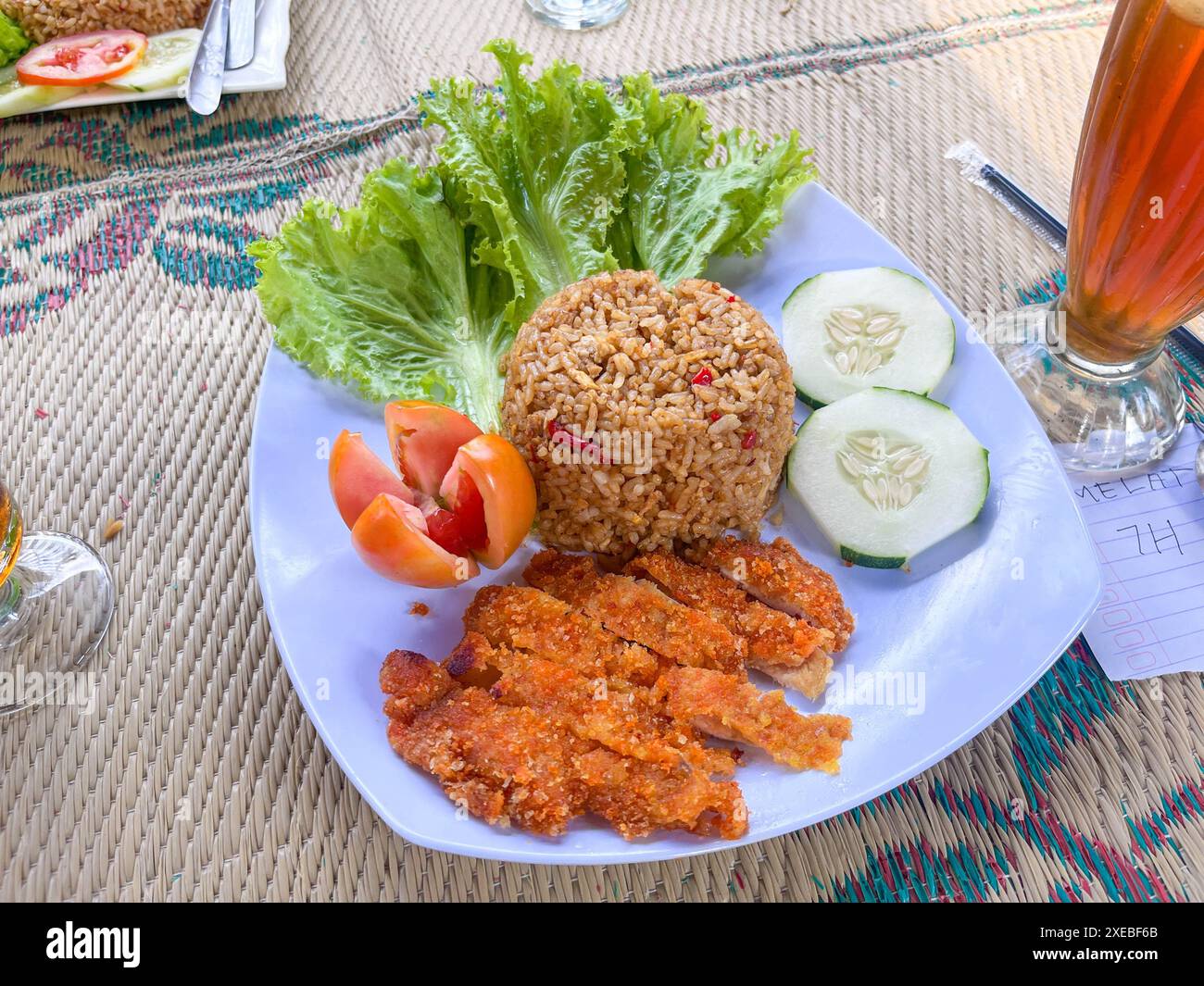 ried ried Reis oder nasi goreng ist ein Lebensmittel, das aus frittiertem Reis aus Asien hergestellt wird. Isoliert auf weißem Hintergrund Stockfoto