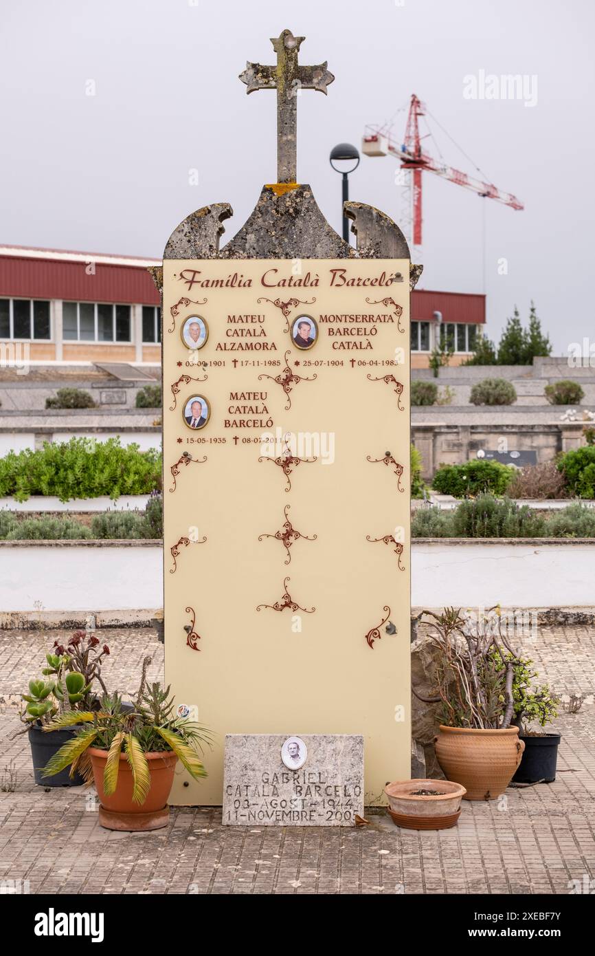 PVC-Grabstein auf Grabstein aus dem 18. Jahrhundert Stockfoto