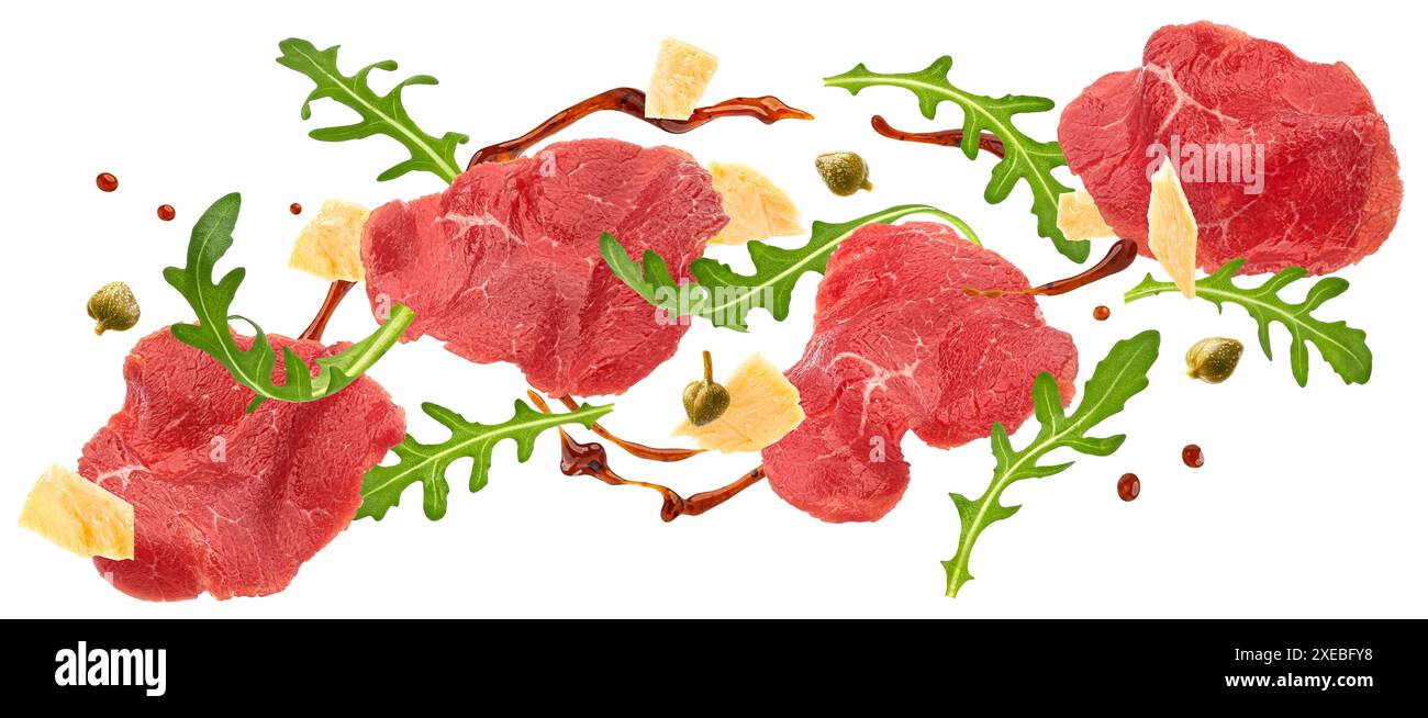 Carpaccio-Zutaten aus fallendem Rindfleisch, isoliert auf weißem Hintergrund Stockfoto