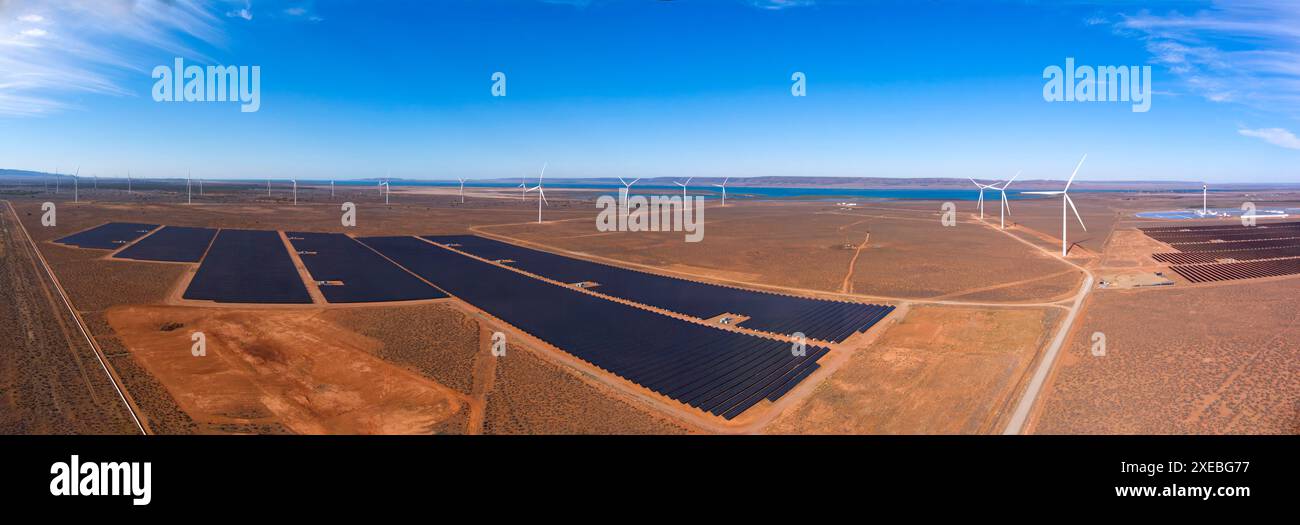 Luftaufnahme des Solarparks und der Windturbinen im Port Augusta Renewable Energy Park (PAREP) South Australia Stockfoto