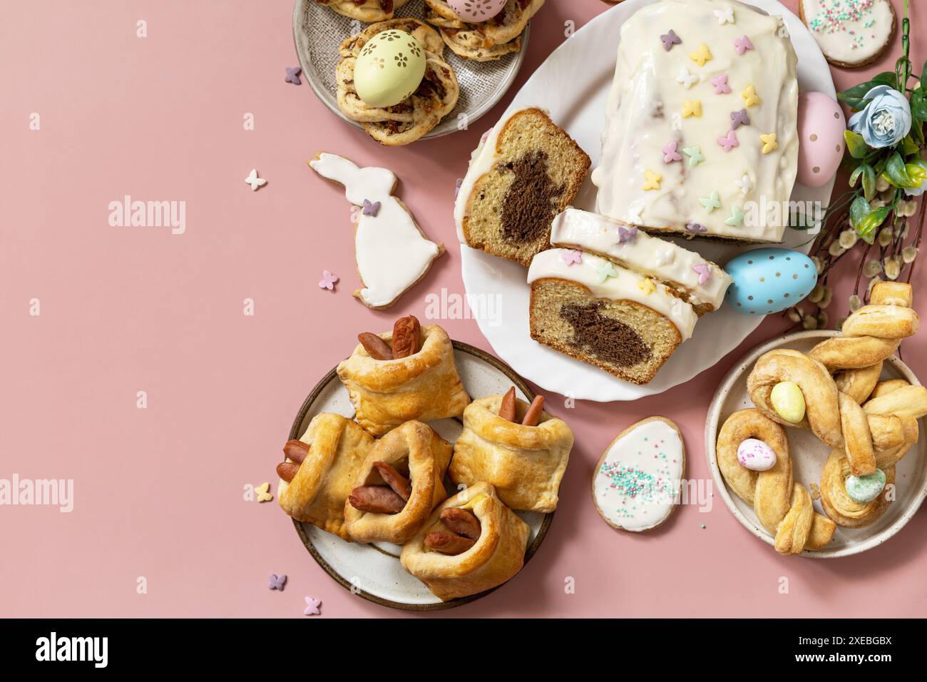 Happy Easter Holiday Food Backen Blätterteig und Cupcake mit Osterhase auf pastellrosa Hintergrund. Osterfrühstück oder Brunch Stockfoto