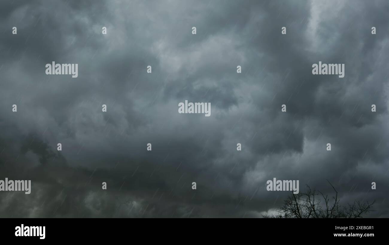 Dunkle Sturmwolken und starker Regen Stockfoto
