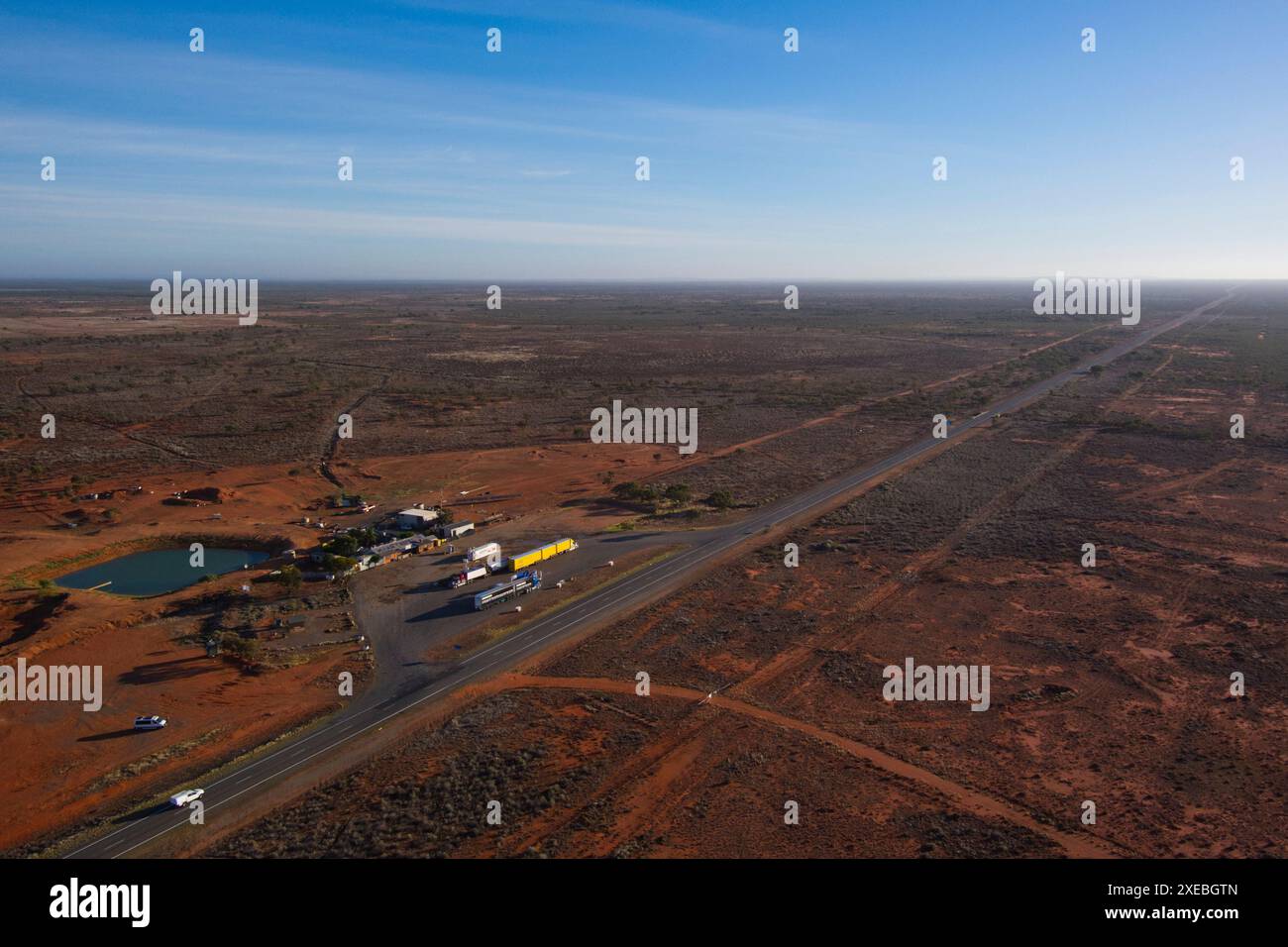 Aus der Luft des isolierten Little Topar Hotel Roadhouse am Barrier Highway zwischen Broken Hill und Wilcannia NSW Australien Stockfoto