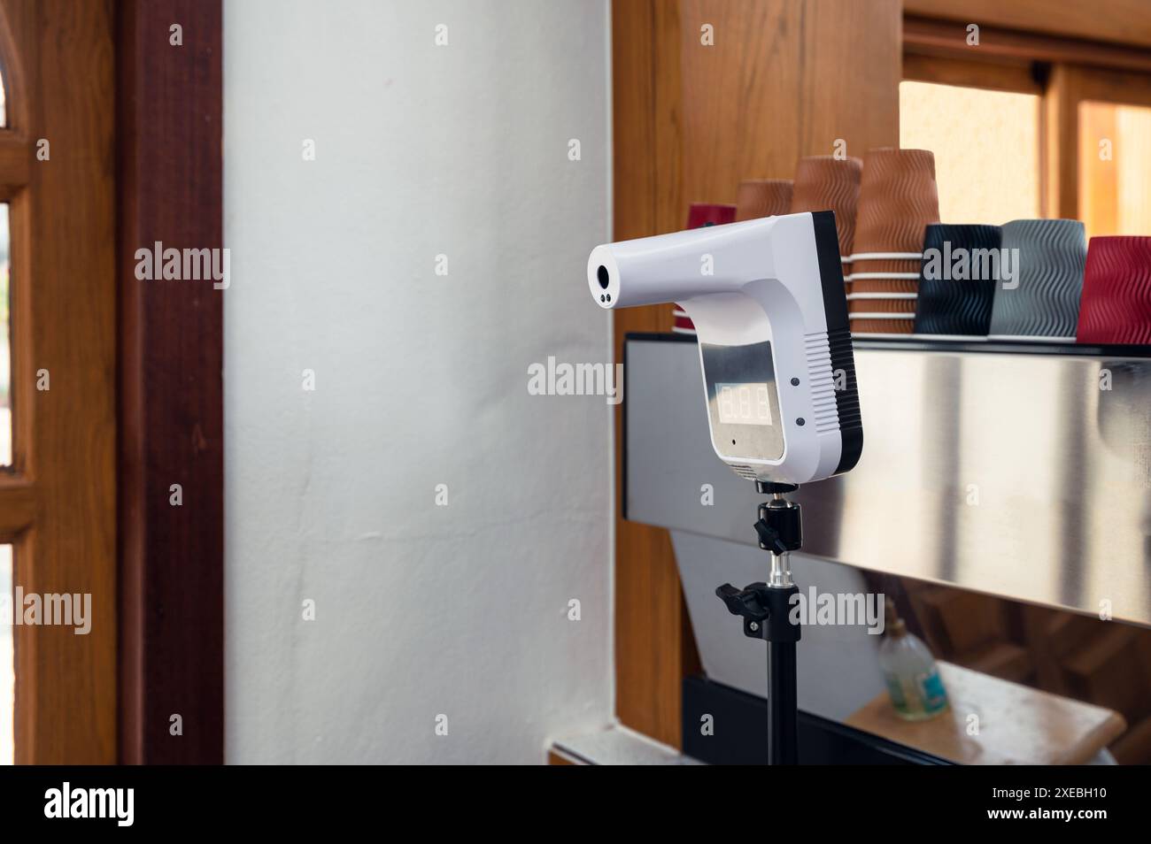 Infrarot-Thermometer mit berührungsloser Einstellung auf der Vorderseite des Ladenspeichers. Temperaturmessung vor dem Einlass in den Store Stockfoto