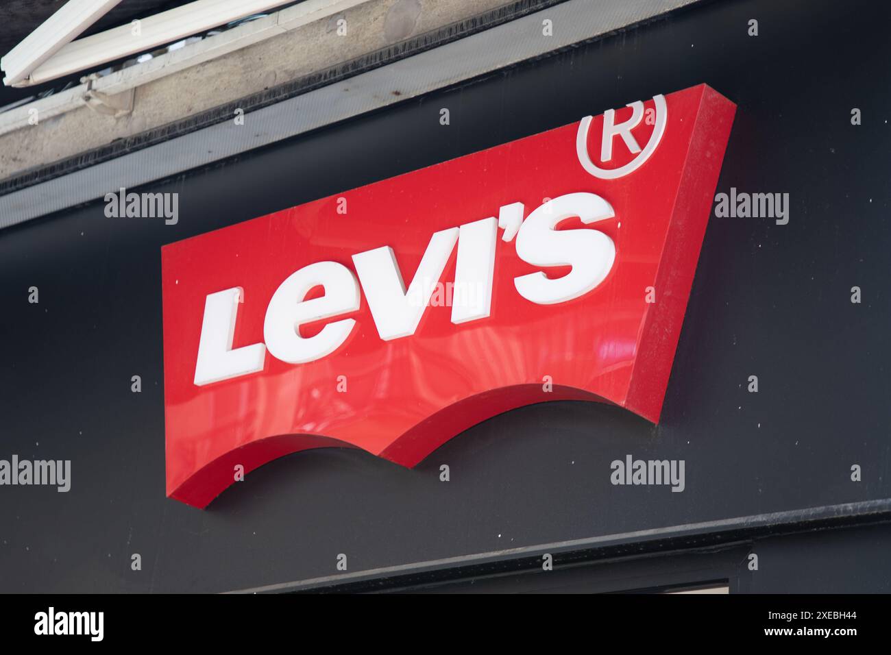 Bordeaux , Frankreich - 06 23 2024 : Levis Storefront Bekleidungsgeschäft Markentext und Shop-Logo Schild Levi's Eingangswandkette Boutique Stockfoto