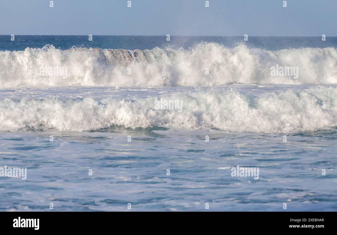 Meereswellen, die an einem Ufer Rollen Stockfoto