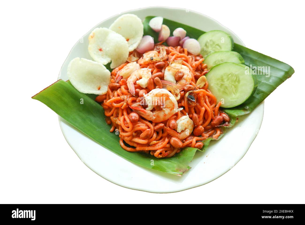 MI Aceh, Mie Aceh oder Acehnese Nudeln sind ein für Aceh typisches scharfes Gericht, das aus dicken gelben Nudeln, Rindfleisch-, Hammel- oder Garnelenscheiben und in Scheiben geschnittenen ​​r besteht Stockfoto
