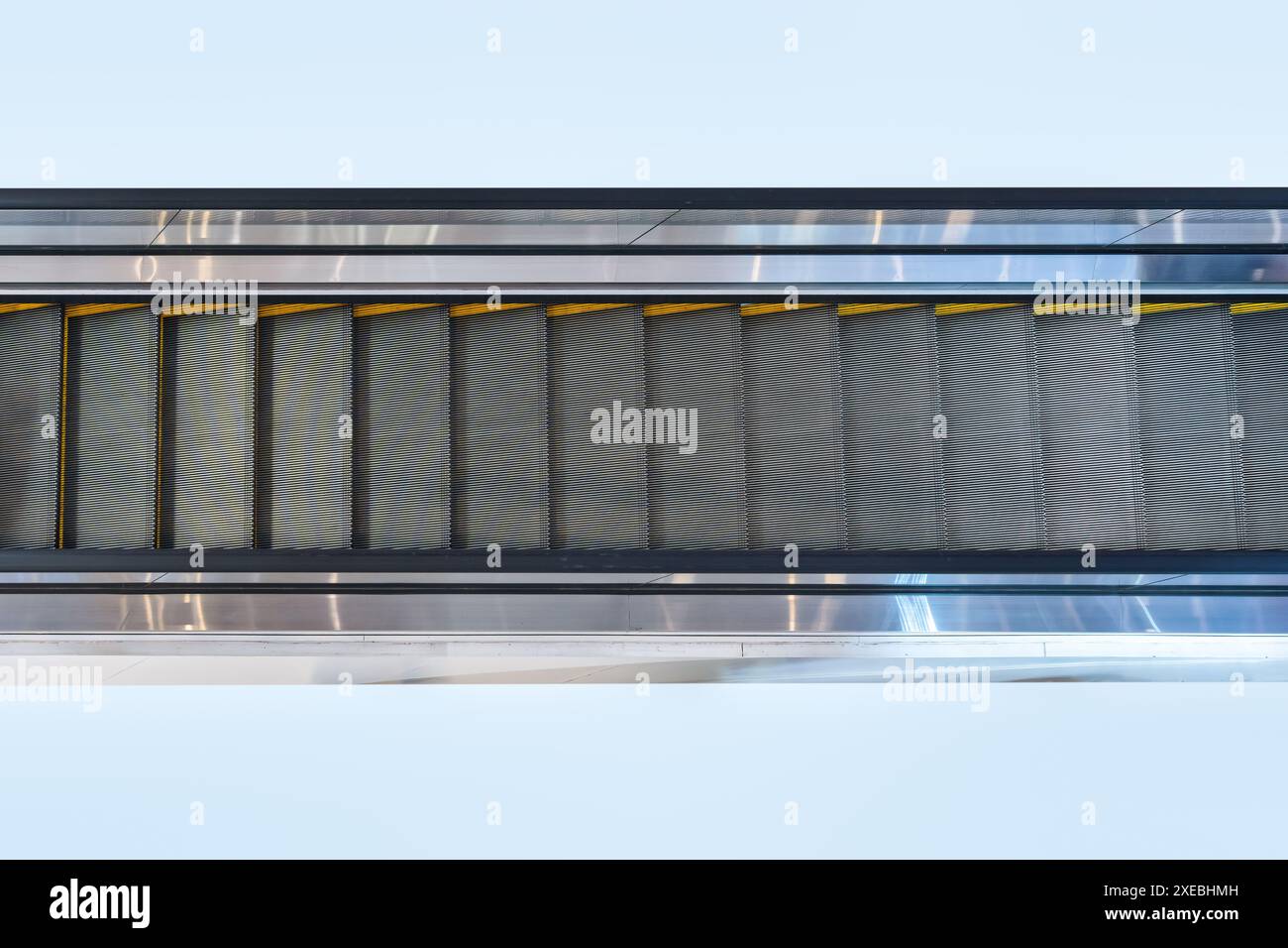 Über der elektrischen, modernen Rolltreppe in einer einzigen Richtung in der Einkaufsstraße Stockfoto