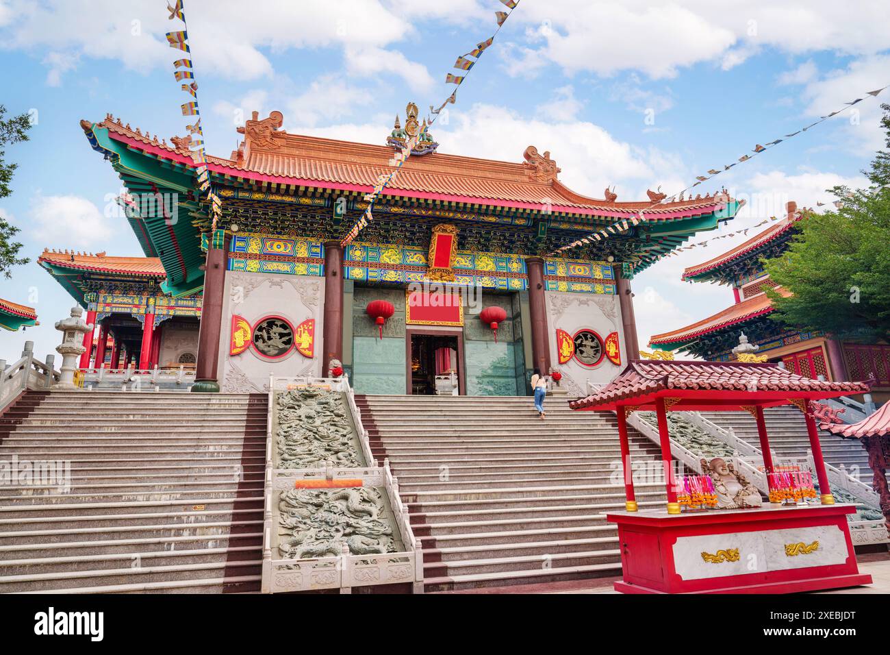 Chinesischer Architekturtempel von Wat Leng Noei Yi 2 oder Wat Mangkon Kamalawat ein riesiger chinesischer buddhistischer Tempel in der Innenstadt von Nonthaburi, Thailand Stockfoto