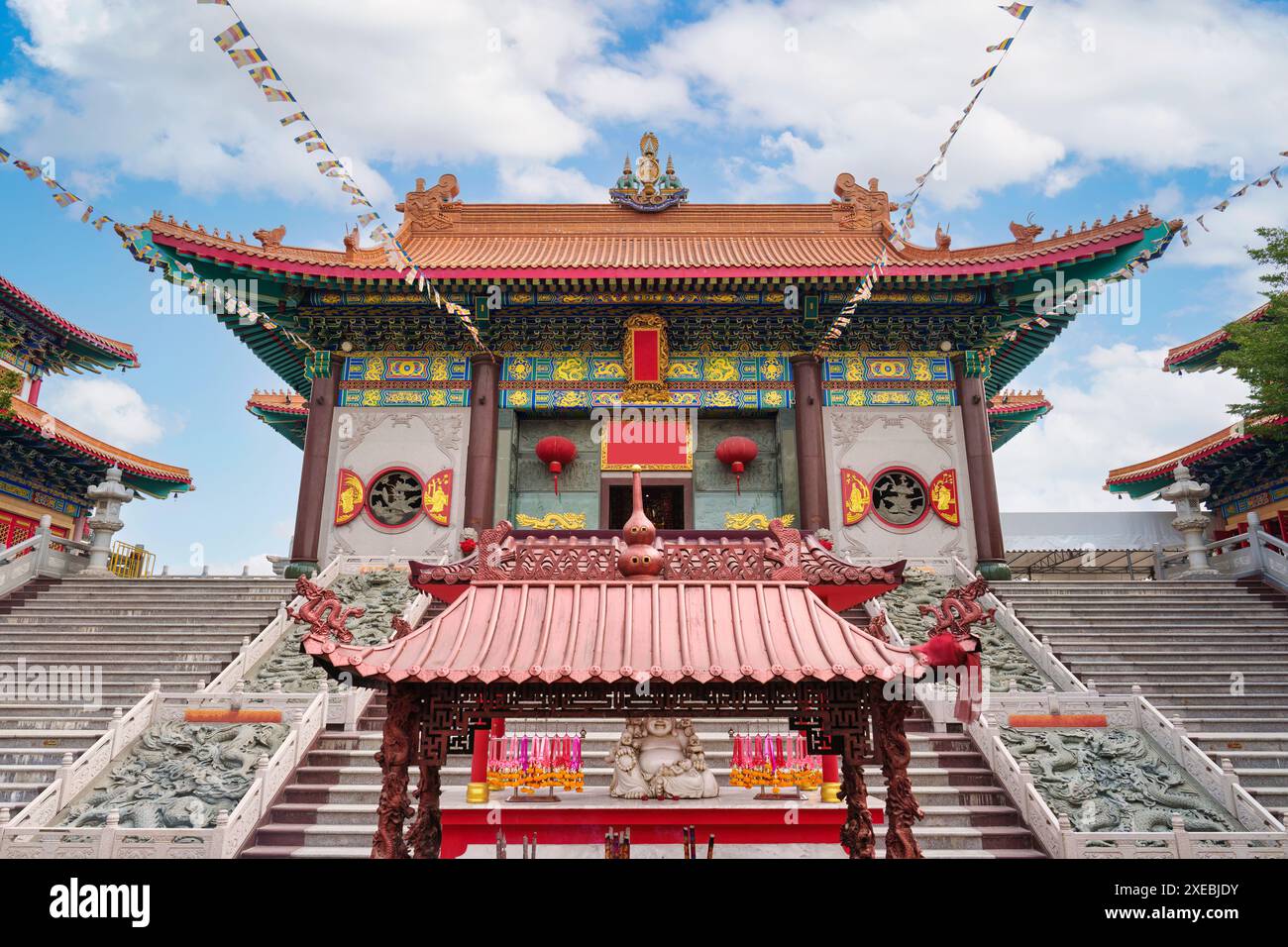 Chinesischer Architekturtempel von Wat Leng Noei Yi 2 oder Wat Mangkon Kamalawat ein riesiger chinesischer buddhistischer Tempel in der Innenstadt von Nonthaburi, Thailand Stockfoto
