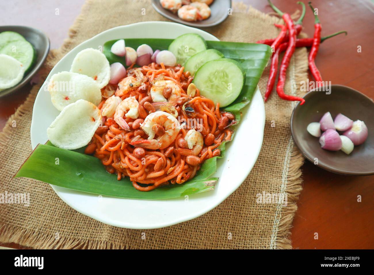 MI Aceh, Mie Aceh oder Acehnese Nudeln sind ein für Aceh typisches scharfes Gericht, das aus dicken gelben Nudeln, Rindfleisch-, Hammel- oder Garnelenscheiben und in Scheiben geschnittenen ​​r besteht Stockfoto