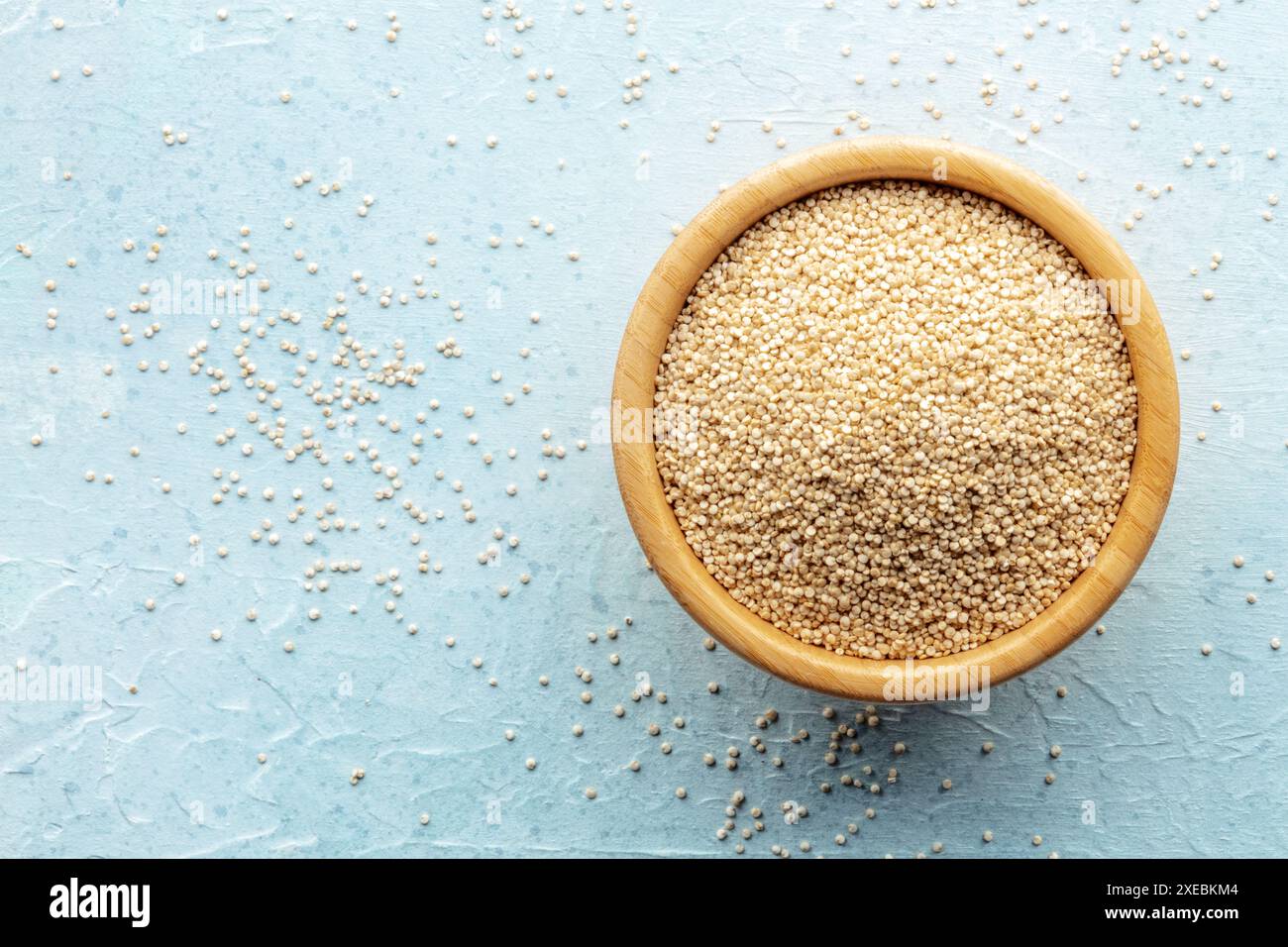 Quinoa in einer Schüssel, gesundes Bio-Holz, ungekocht Stockfoto