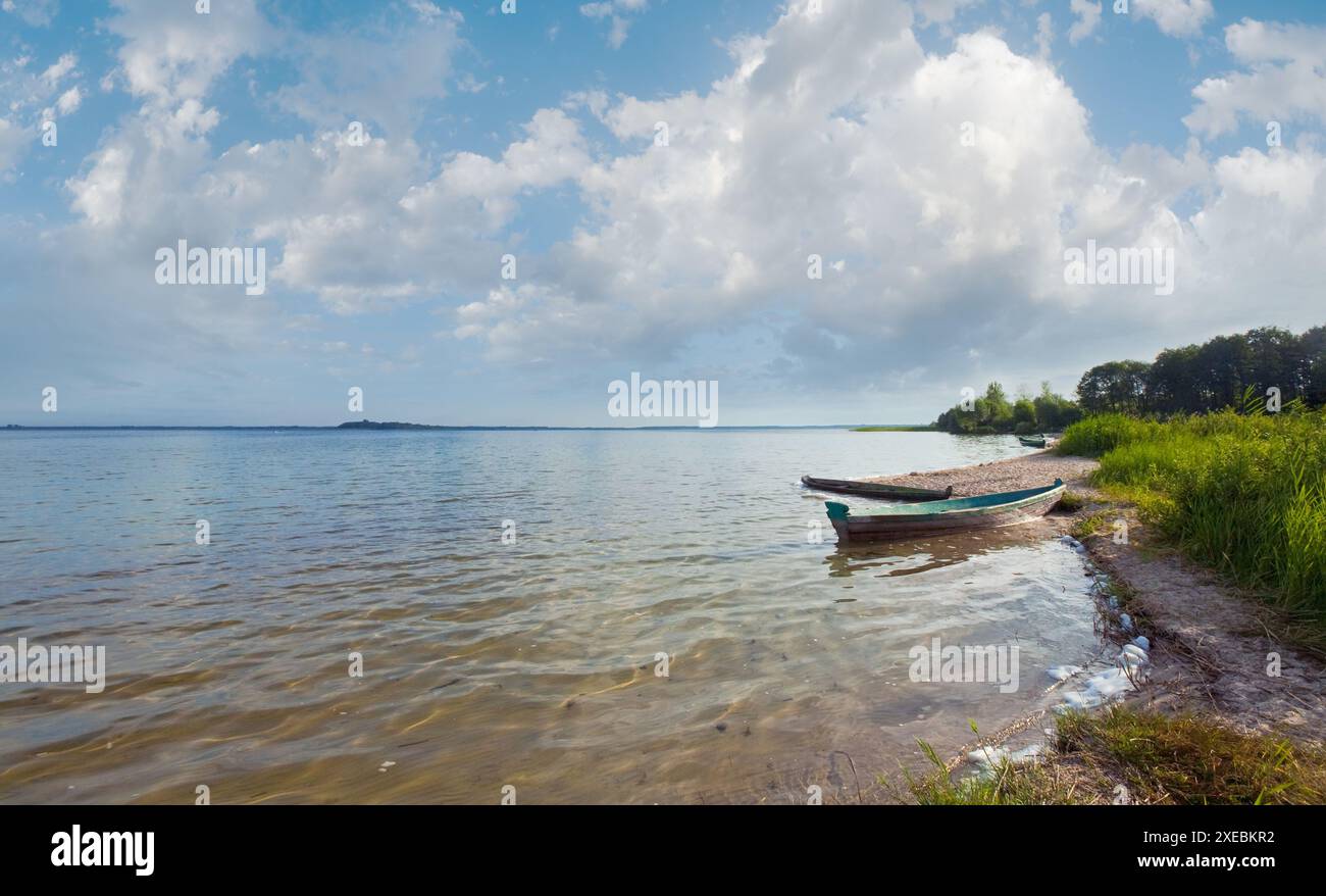 Boot in der Nähe des Seeufers Sommer Stockfoto