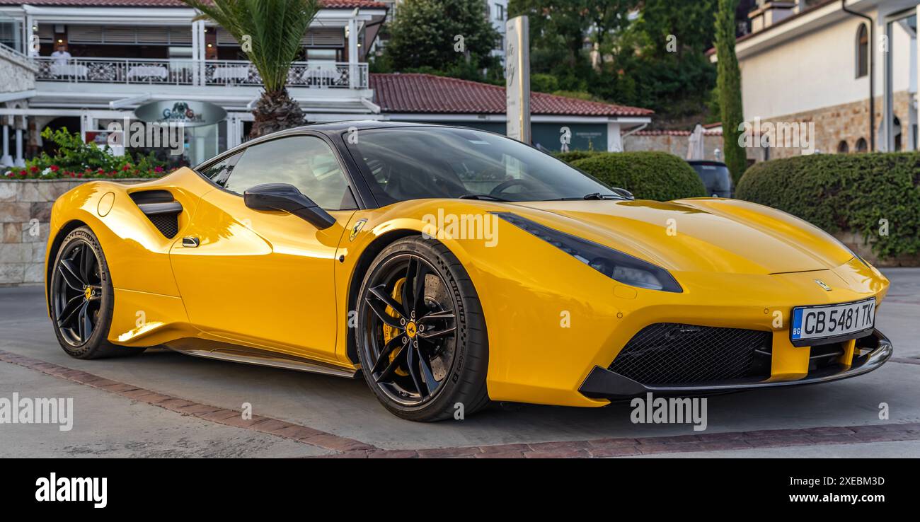 Gelber Sportwagen Ferrari Spider auf Yachthafen bei Sonnenuntergang Stockfoto
