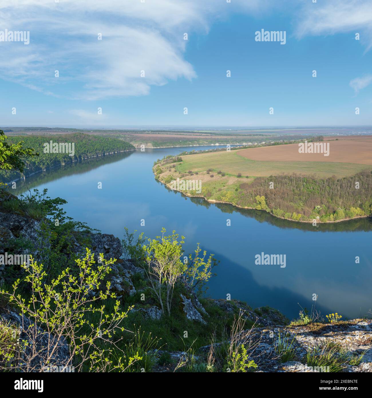 Fantastischer Blick auf den Frühling auf den Dnister River Canyon mit malerischen Felsen, Feldern und Blumen. Dieser Ort nannte sich Shyshkovi Gorby, Naho Stockfoto